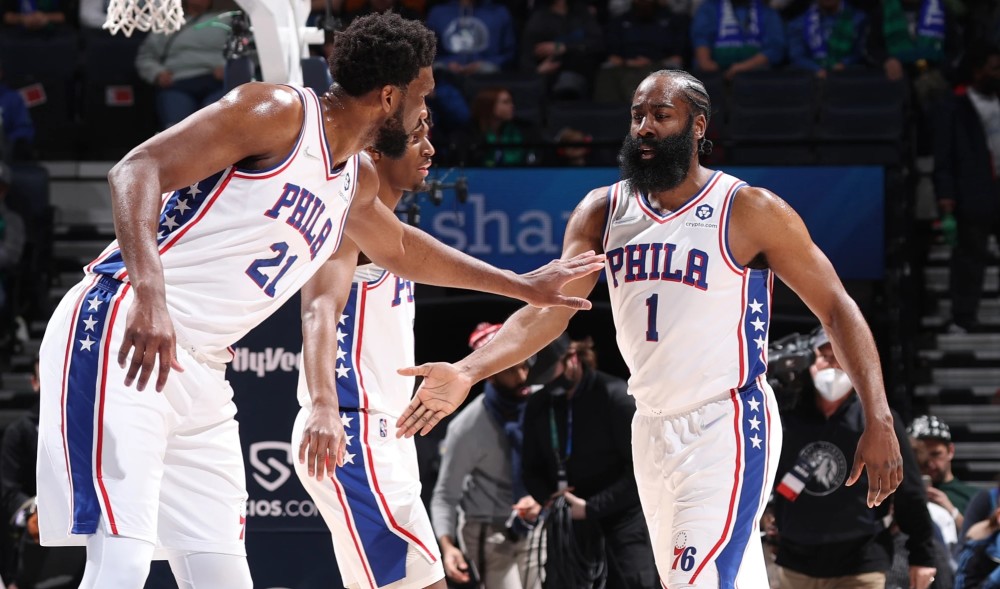  恩比德统治油漆区狂揽两双，76人主场大胜尼克斯