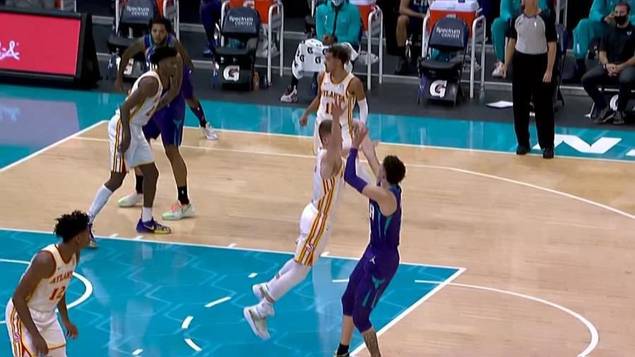  黄蜂三球华丽运球引爆社交媒体  